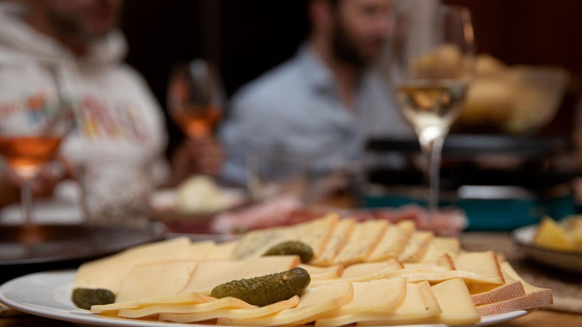 Noël en France : la raclette remplace les traditions coûteuses