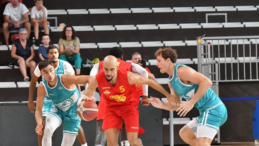 Basket : l'Élan béarnais domine Tarbes-Lourdes, un test révélateur pour les U'Boys
