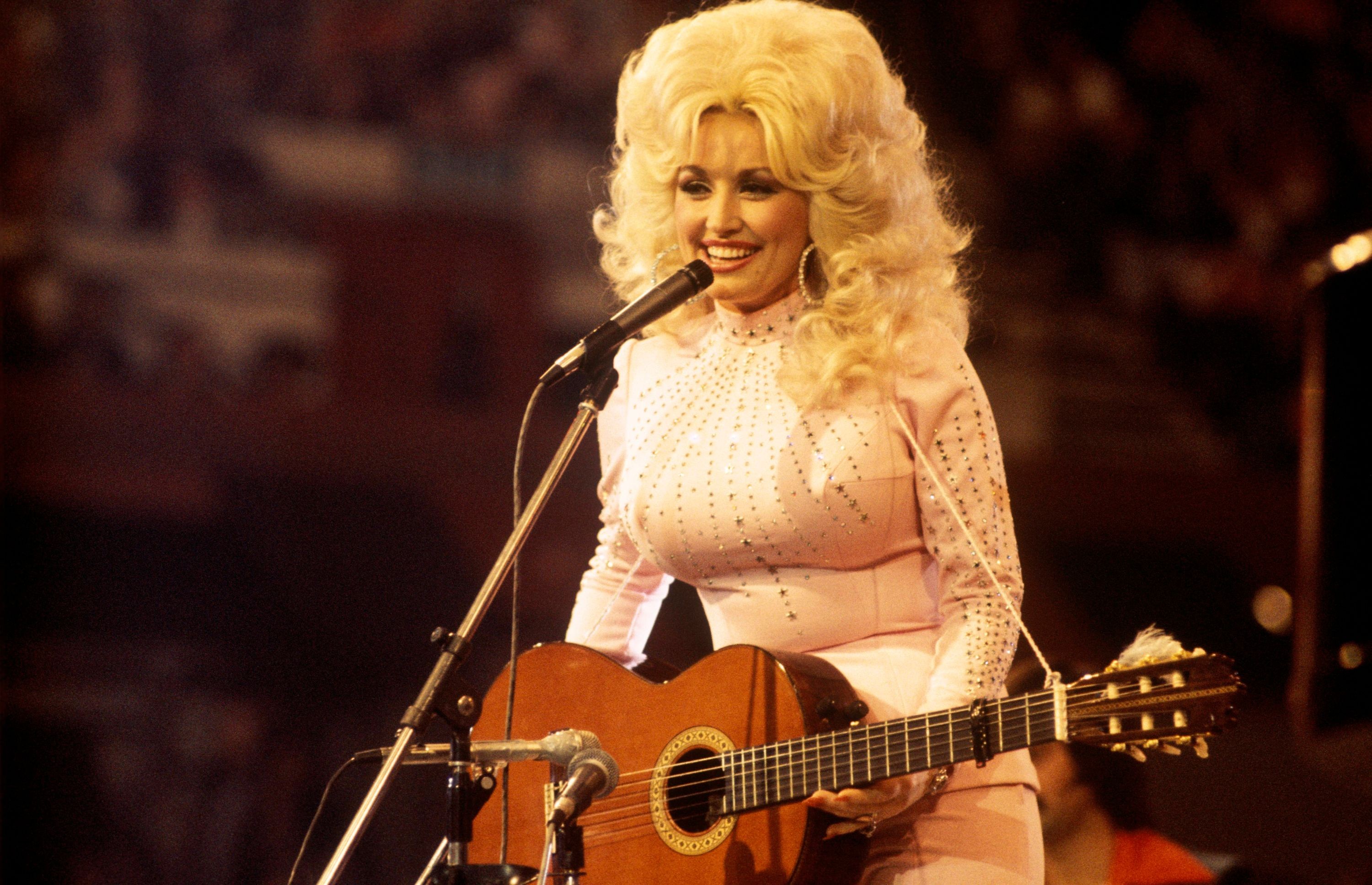Dolly Parton, l'icône américaine qui a réconcilié deux Amériques, s'est éteinte à 80 ans